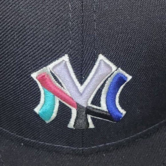 New York Yankees Polarlights New Era x 59Fifty Fitted Hat (Size 8) - NWT - Picture 7 of 9